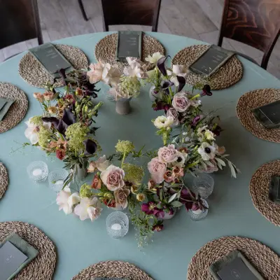 Geschirrvermietung für Hochzeiten — elegante Tischdekoration Heuboden