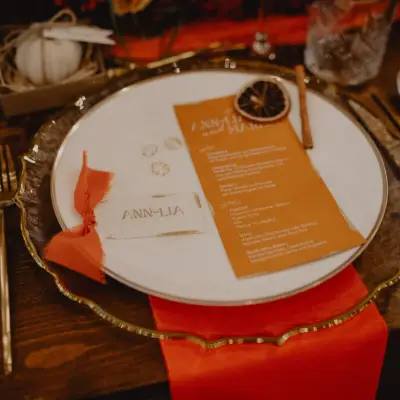 Herbstliches Event-Setting mit Mietgeschirr und Dekoration