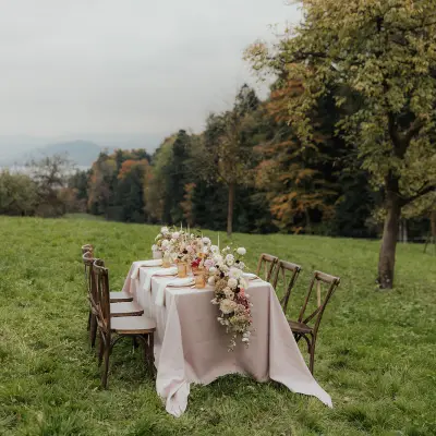 Outdoor-Hochzeit mit Mietmobiliar — gedeckte Tafel im Grünen