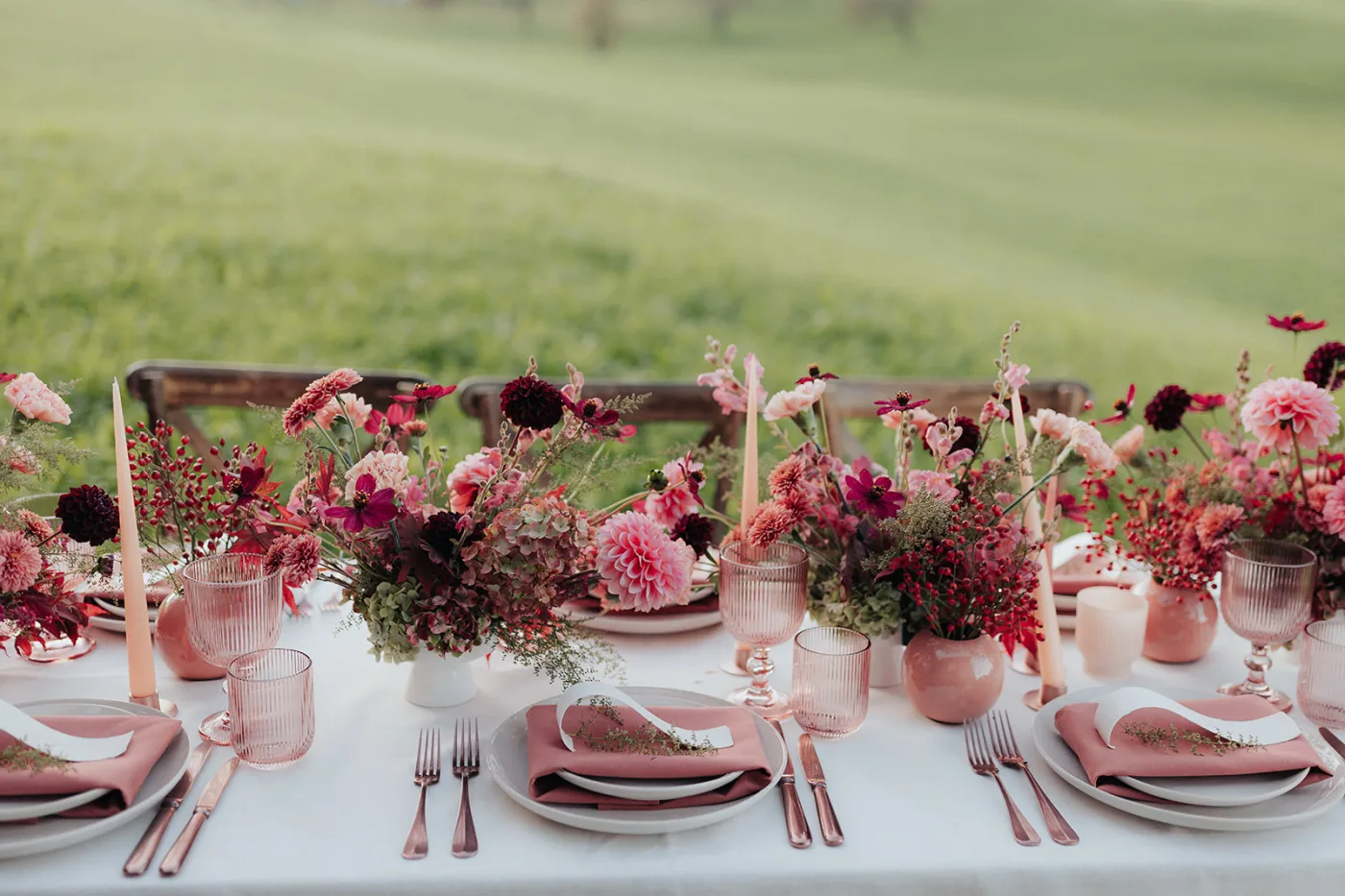 Hochzeitsdekoration mieten — romantische Tischdeko mit Blumen und Kerzen