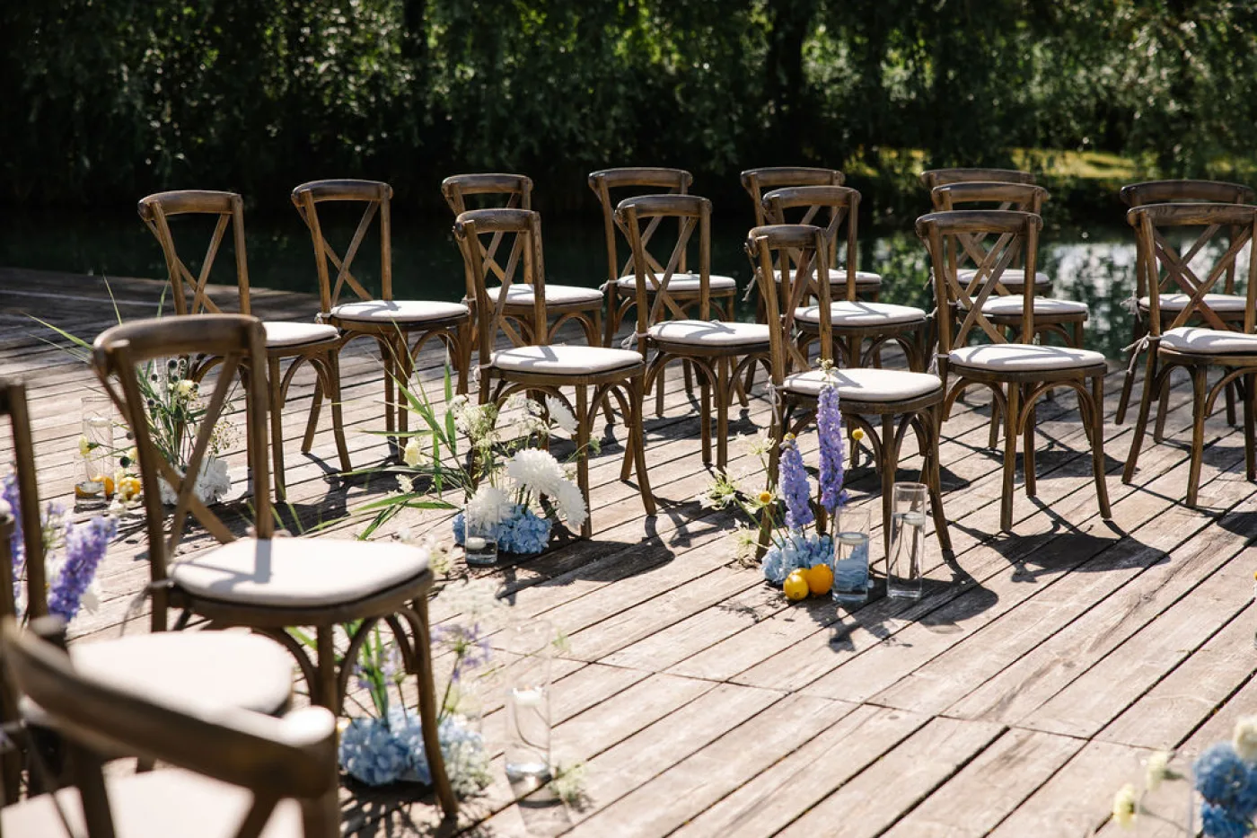 Outdoor-Event Catering — festlich gedeckte Tafel mit Mietmobiliar